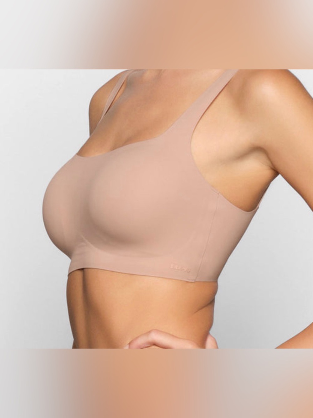 SKIMS Naked Seamless Scoop Bra with removable pad